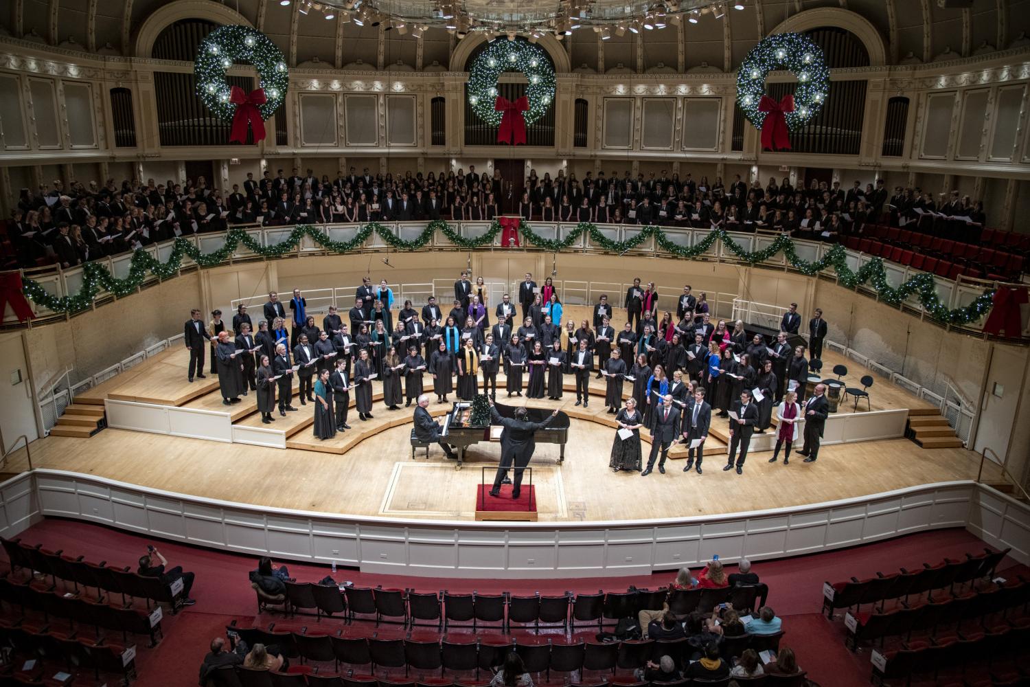The <a href='http://help.kanaryasevenler.net'>全球十大赌钱排行app</a> Choir performs in the Chicago Symphony Hall.